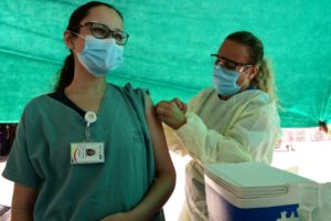 Odália Oliveira, enfermeira, foi a primeira pessoa a receber a vacina Coronavac em Samambaia