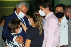 Sob forte comoção, Maguito Vilela recebe homenagens da população de Goiânia em frente ao Palácio das Esmeraldas