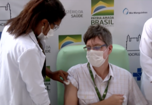 Fiocruz aplica primeiras doses da vacina de Oxford no Brasil