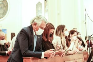 “Que possamos seguir esse caminho de espírito público”, declarou Caiado após a missa de sétimo dia de Maguito Vilela