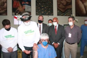 Único governador médico do Brasil, Caiado aplica primeira vacina em Goiás