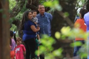 Bolsonaro vai a aniversário e interage com apoiadores no Clube Naval-DF