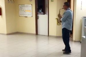 Filho toca saxofone para pai internado com Covid-19