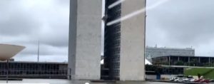 É fake vídeo de uma aeronave voando entre torres do Congresso Nacional