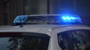 Ladrão rouba carro com criança dentro, volta para devolver menino e repreende a mãe