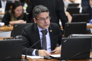 Alguns deputados e senadores querem retorno dos trabalhos no Congresso neste mês