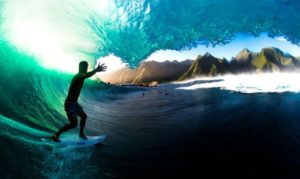 Jogos de Tóquio: surfistas enfrentam pandemia no paraíso