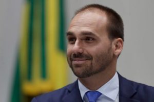 Governo admite que ataques à China travam chegada de insumos para vacina