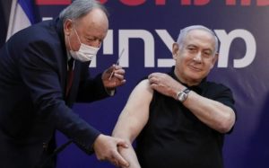Vacinação diminuiu 60% das internações de idosos em Israel