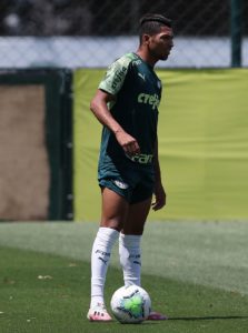 Rony volta e participa de último treino para enfrentar Vasco