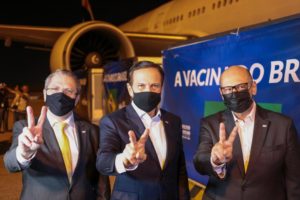 Avião vindo da China com insumos para 8,6 milhões de vacinas chega a São Paulo