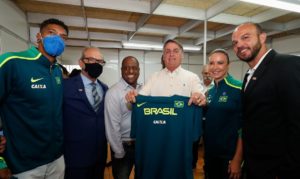 Bolsonaro inaugura centro de treinamento em atletismo no Paraná