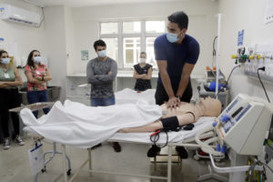 Profissionais treinam atendimento de parada cardiorrespiratória em simulador