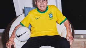 Zagallo é vacinado contra a Covid-19 no Rio
