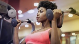 8 motivos pelos quais seus braços não mudam mesmo treinando muito