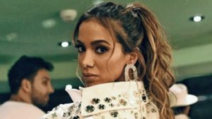 Anitta é internada com intoxicação alimentar