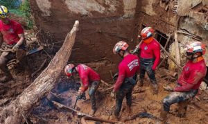 Bombeiros encontram mais três soterrados em Santa Maria de Itabira