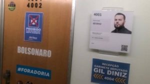 Deputado Gil Diniz coloca placa de ‘proibido usar máscara’ em seu gabinete