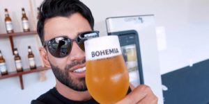 Após reclamar de falta de cerveja, Gusttavo Lima ganha estoque de 6 meses da bebida