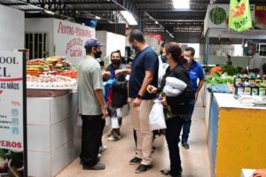 Feirantes de Samambaia recebem máscaras e orientações sobre à Covid-19