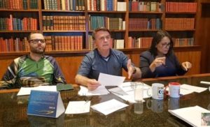 Bolsonaro volta a defender cloroquina e criticar isolamento em live