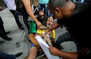 Apoiadores de Daniel Silveira imobilizam ativista com placa de Marielle