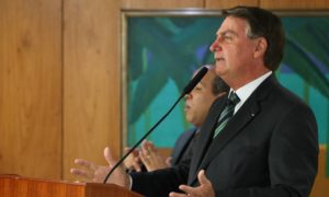 Bolsonaro ouve ministros e técnicos sobre a medida provisória que flexibiliza regras da Anvisa