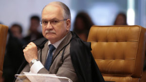 Fachin segue Rosa Weber e vota pela suspensão de trechos dos decretos de armas