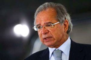 Guedes deixa de comparecer em evento na CNT após caso de vacinação ilegal