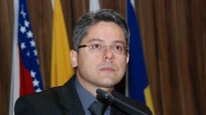 Senador de 45 anos é internado para tratar Covid-19