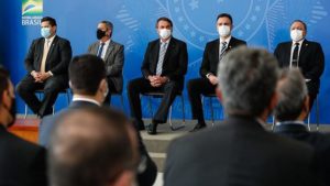 Jair Bolsonaro aparece de máscara em evento no Palácio do Planalto