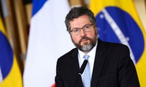 Senadores apresentam pedido de impeachment de Ernesto Araújo ao STF