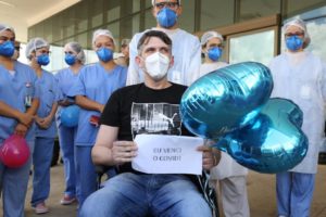 Após batalha contra Covid-19, militar do Corpo de Bombeiros recebe alta do Hospital de Campanha de Goiânia