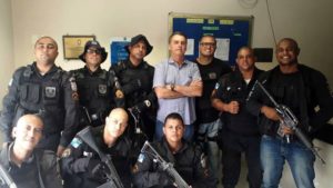 Bolsonaro e Doria disputam dianteira para prioridade de policiais na fila da vacina