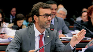 Freixo pede à PGR que investigue operações de assessores de Bolsonaro na Câmara