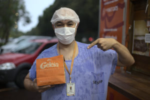 Geléia Burger homenageia profissionais da linha de frente e doa 300 hambúrgueres   Colaboradores do Hran foram presenteados nessa segunda 