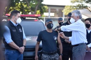 “Tenham o reconhecimento do Governo de Goiás”, diz Caiado ao aplicar vacina contra Covid-19 nos primeiros membros das forças de segurança pública