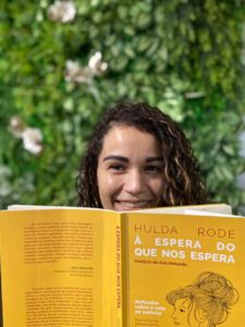 Escritora lança livro sobre solidão, solteirice e solitude