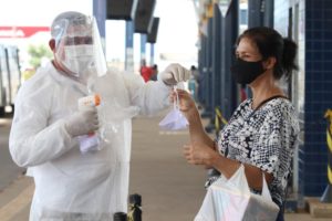 Município de Senador Canedo, em Goiás, distribui máscaras e álcool gel 70% para passageiros, no terminal de ônibus