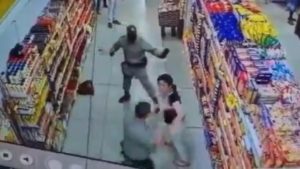 Vídeo: mulher é presa após recusar o uso da máscara em supermercado e morder policial