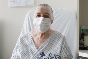 Paciente de câncer de 79 anos vence covid após 32 dias internada