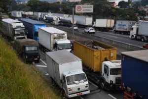 Caminhoneiros fazem manifestação contra restrições em SP