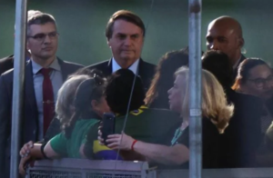 Bolsonaro diz que Exército pode ir para a rua acabar com ‘covardia de toque de recolher’