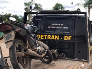Detran-DF remove moto com 3.900 infrações de trânsito