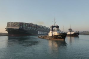 Cargueiro encalhado em Suez volta a flutuar e é rebocado