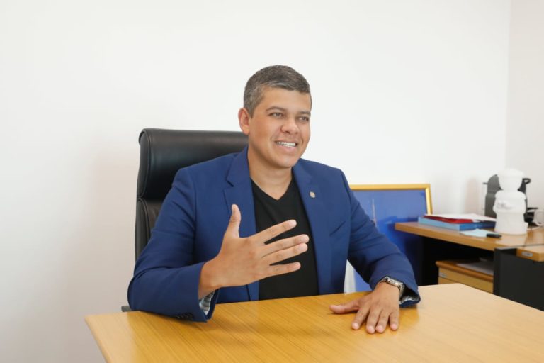 Deputado foge do bafômetro e tenta escapar "no grito"
