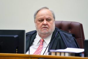 Fischer vota contra Flavio no STJ