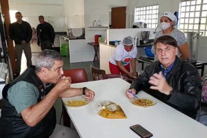 Bolsonaro diz que sua guerra não é política e volta a criticar medidas restritivas