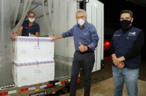 “Tenham responsabilidade de tomar a segunda dose”, afirma Caiado ao receber mais 266,8 mil vacinas contra Covid-19