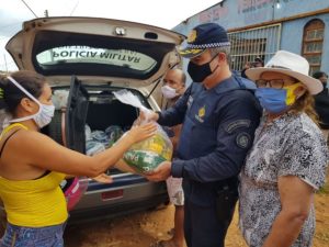 PMDF cumpre missão ao lado de Dona Aidê de distribuição de cestas básicas no Sol Nascente